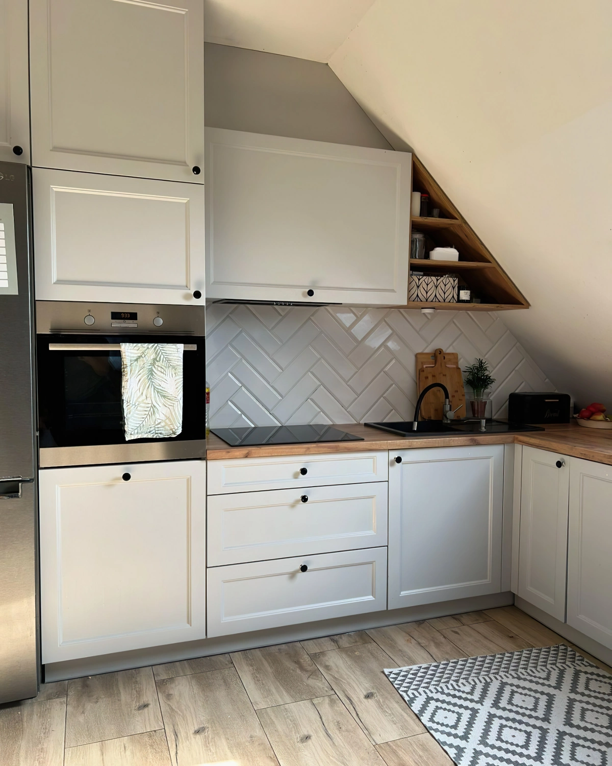 moderne petite cuisine plan travail bois meuble haut bas blancs etagere d angle