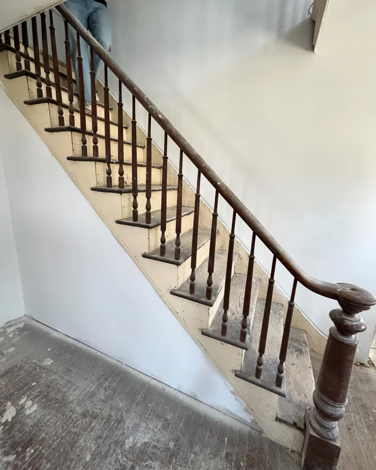 moderniser escalier bois poncage poussiere sol bois mur blanc