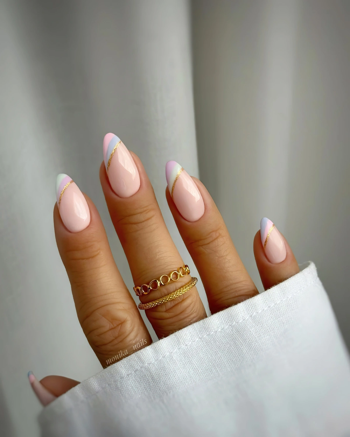 nail art arc en ciel pointes vernis pastel ongles longs base rose laiteux