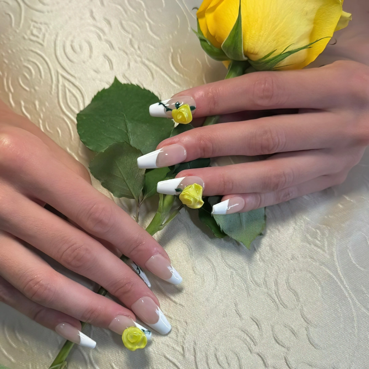 nail art printemps gigi hadid ongles french roses 3d jaunes