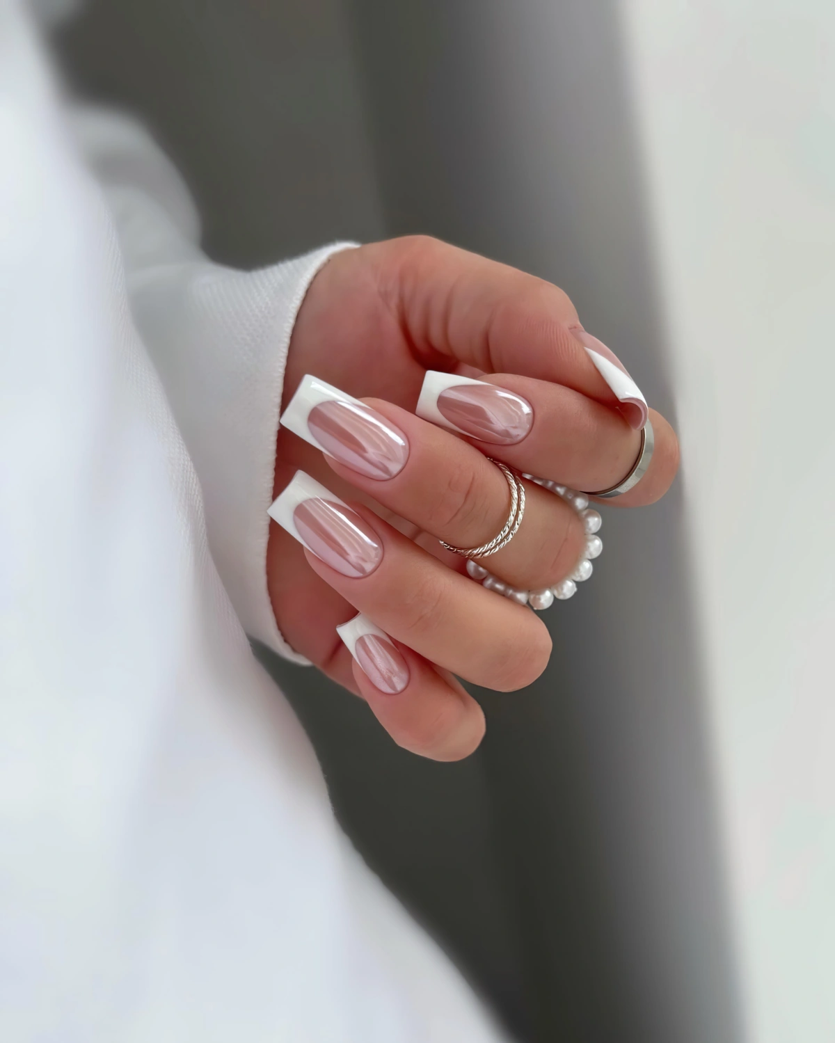 ongles effet perle finition forme carree manucure french blanche