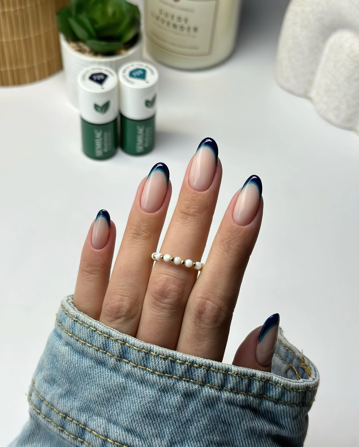 ongles longs double french pointes vernis nuances de bleu bague perles blanches
