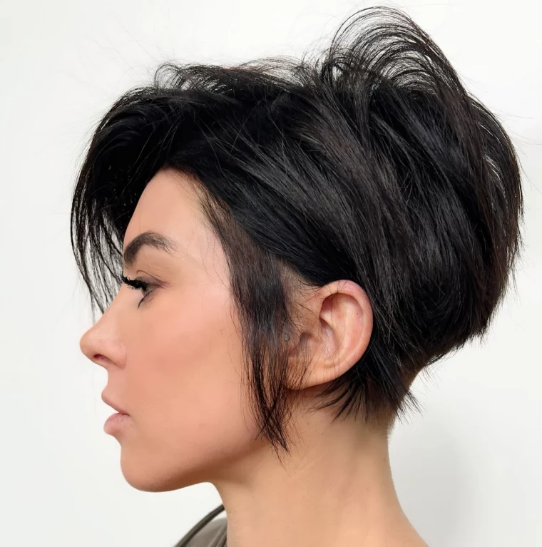 pixie moderne cheveux noirs effiles frange sur le cote meches longues