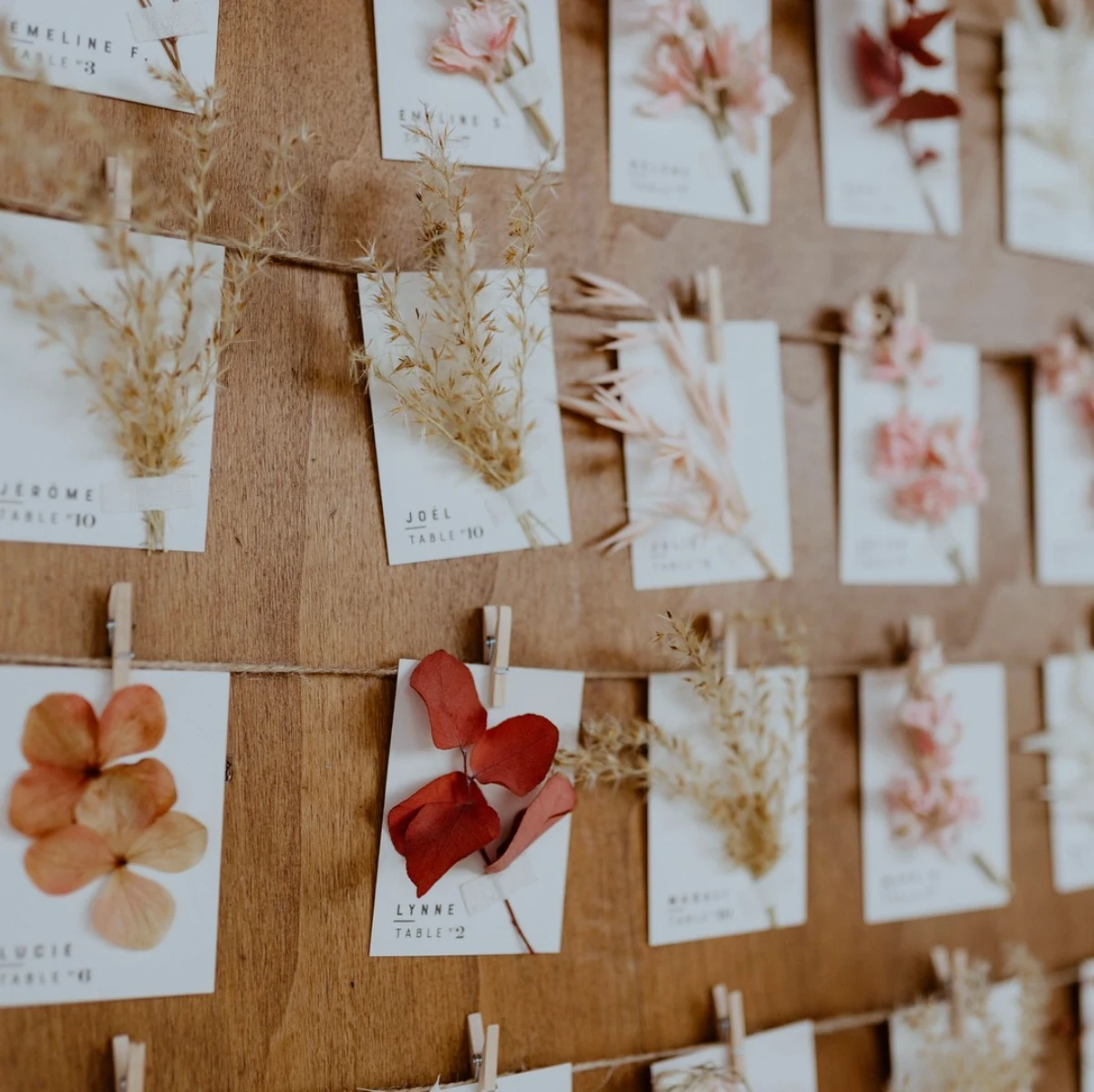 plan de table idee mariage boheme chic fleurs sechees sur papier blancs