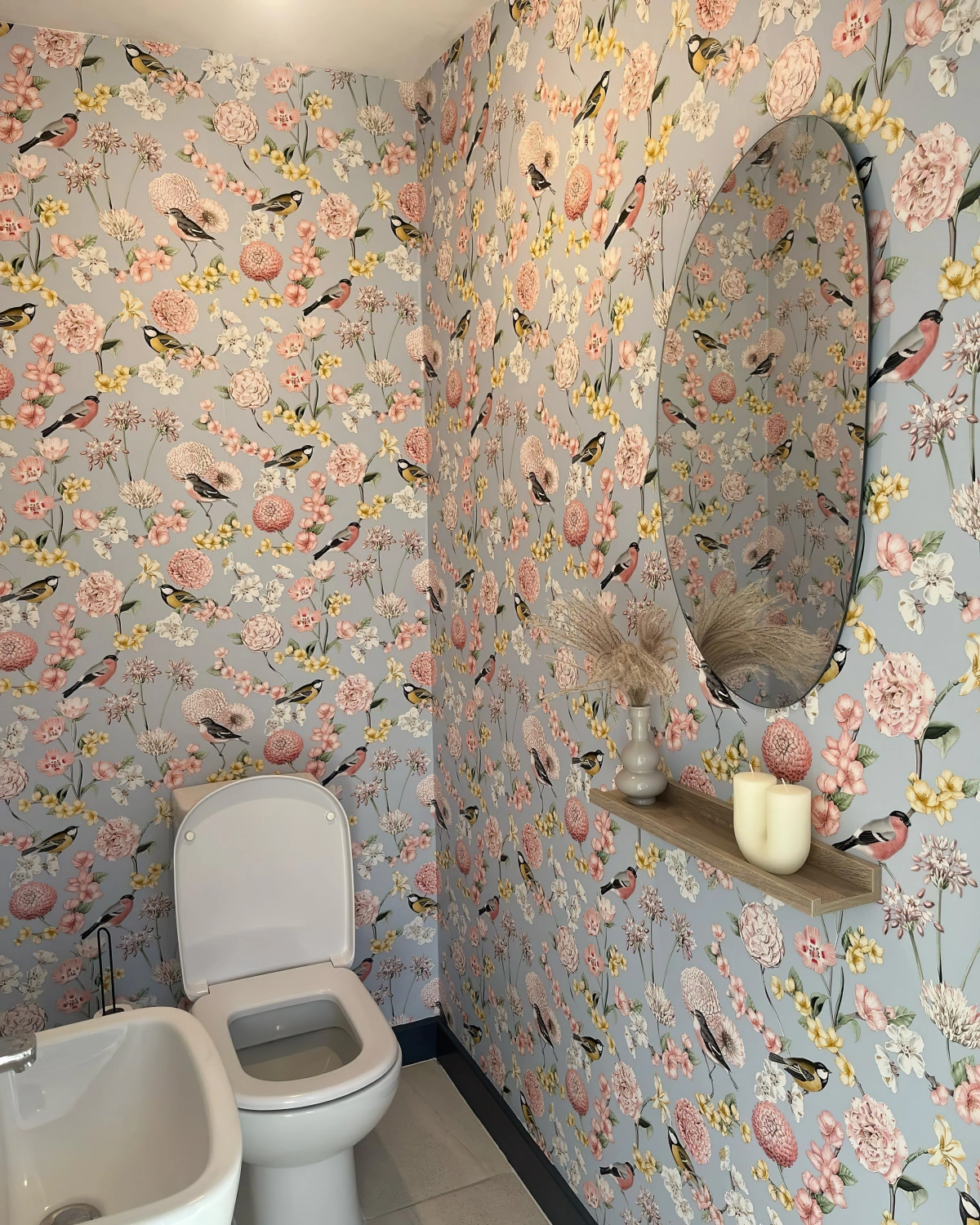 revetement mural wc facile a poser papier peint gris motifs nature miroir