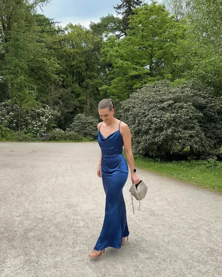 robe habillee pour mariage couleur bleu marine sandales talons nude