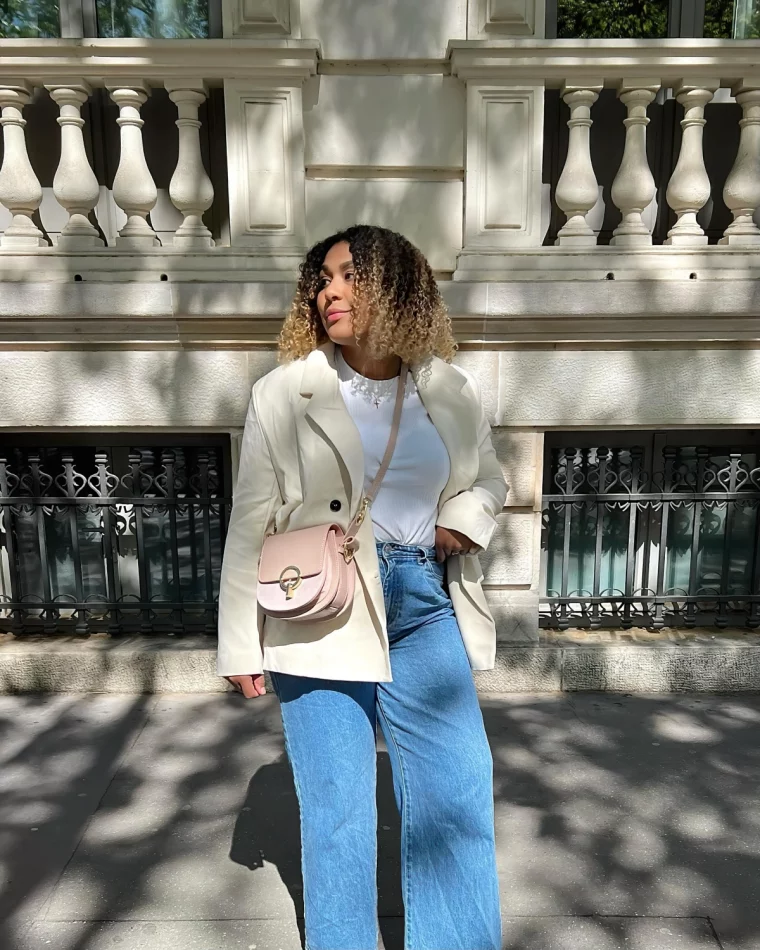 t shirt blanc blazer blanc creme sac bandouliere cuir rose pastel jeans