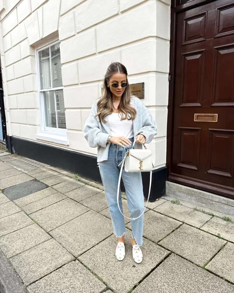 t shirt blanc gilet jeans claires escarpins blancs sac bandouliere cuir blnac