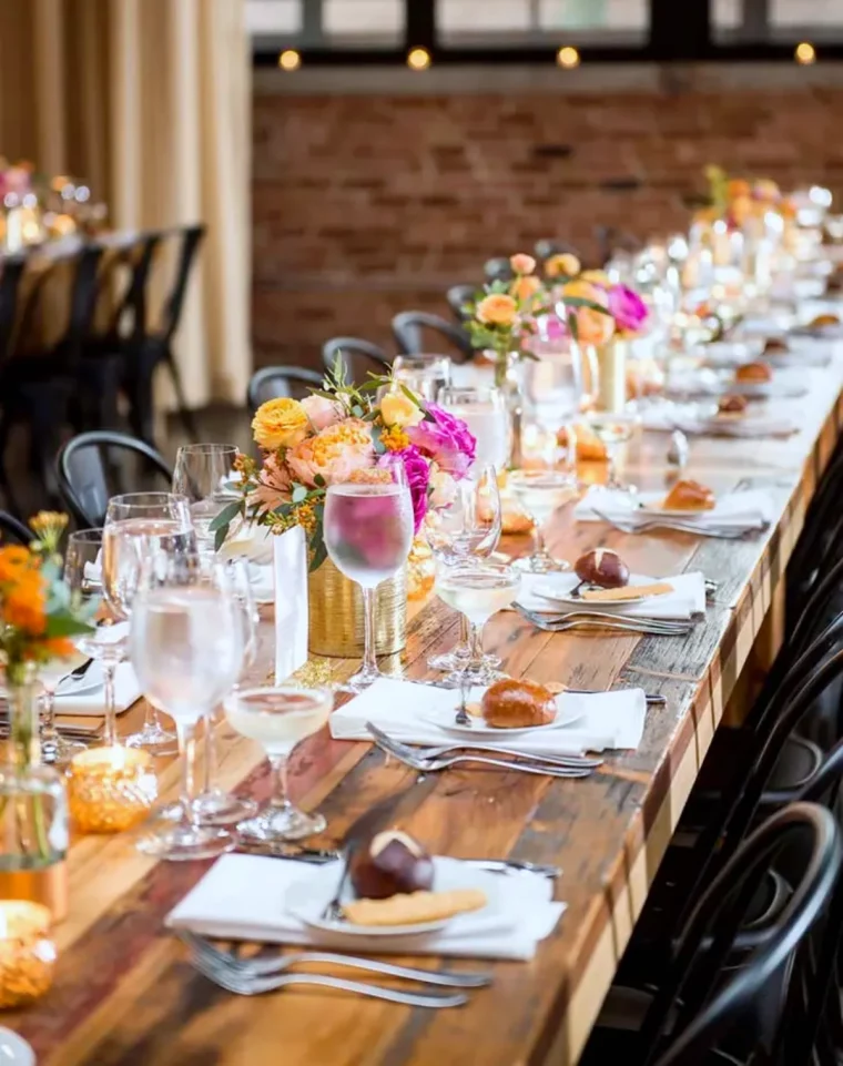 table en bois mariage simple et champetre fleurs