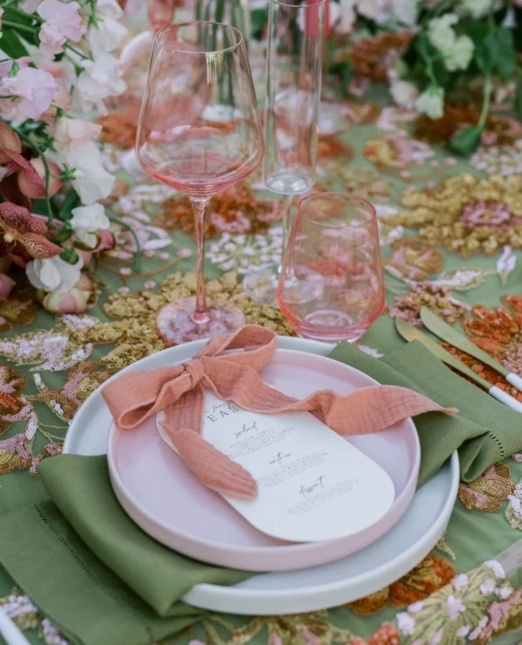 table fleurie pour mariage dans la nature nappes vertes et fleurs fraiches