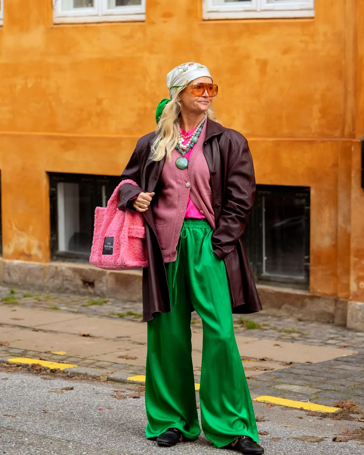 tenue boheme pantalon vert superposition gros collier mode femme 60 ans