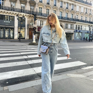 tenue denim veste crop top jeans fluides t shirt blanc sac metallise