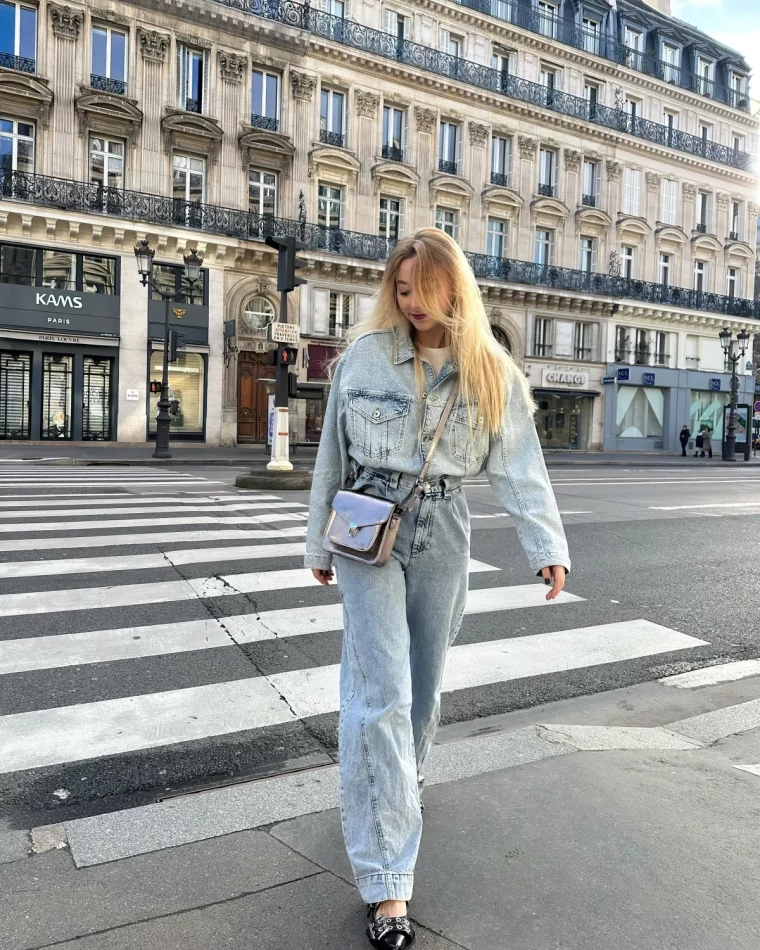 tenue denim veste crop top jeans fluides t shirt blanc sac metallise