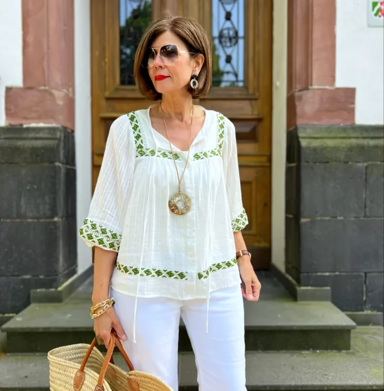 tenue simple de tous les jours boheme top et pantalon blanc