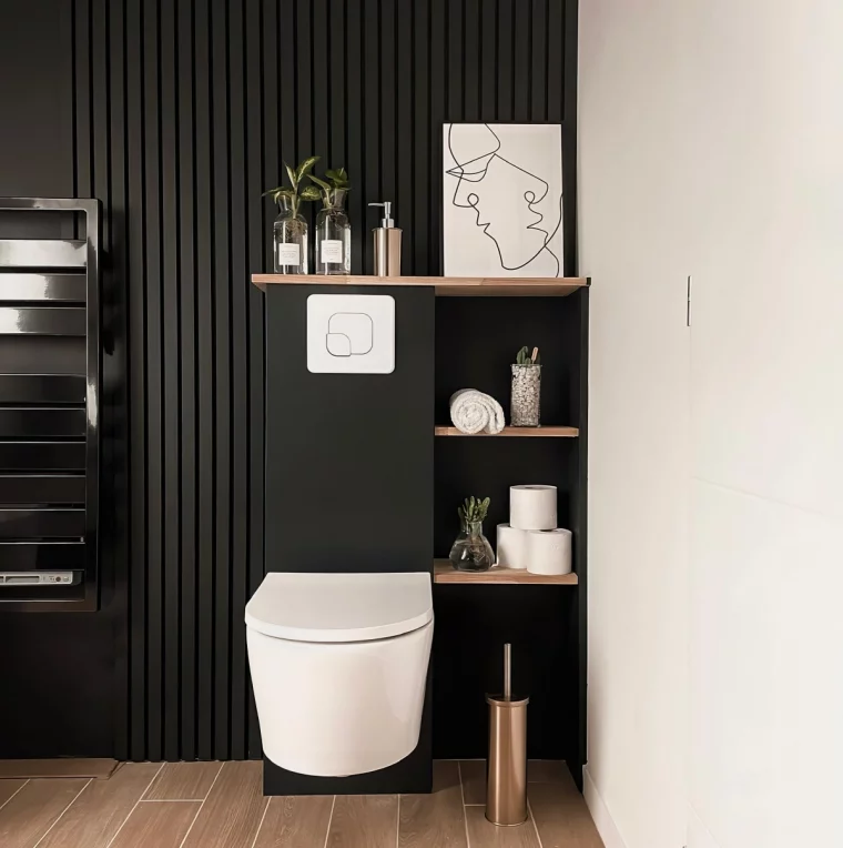 toilette noir et blanc panneaux muraux cuvette wc etageres bois rangement