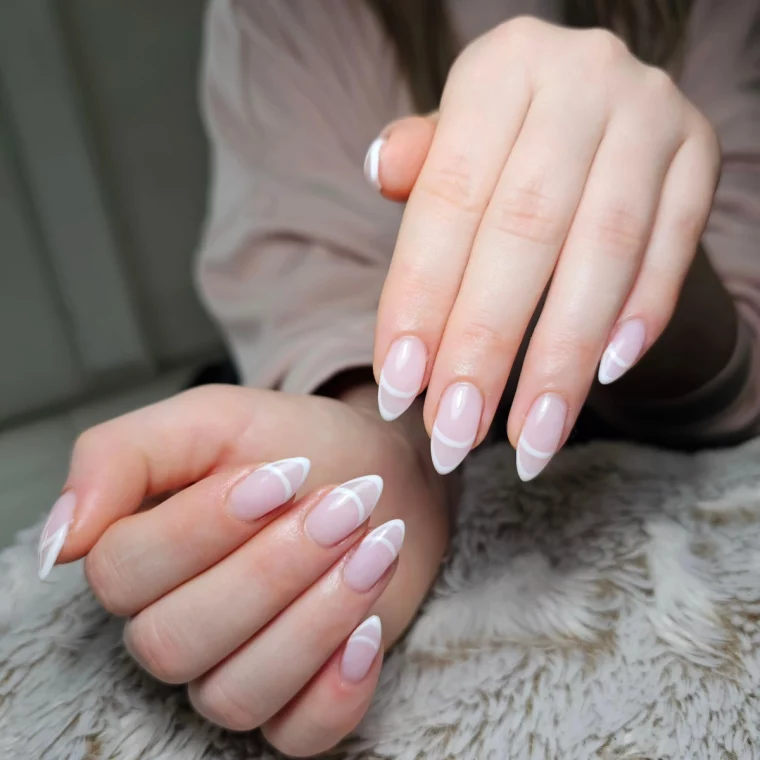 vernis milky white ongles longs forme amande double french