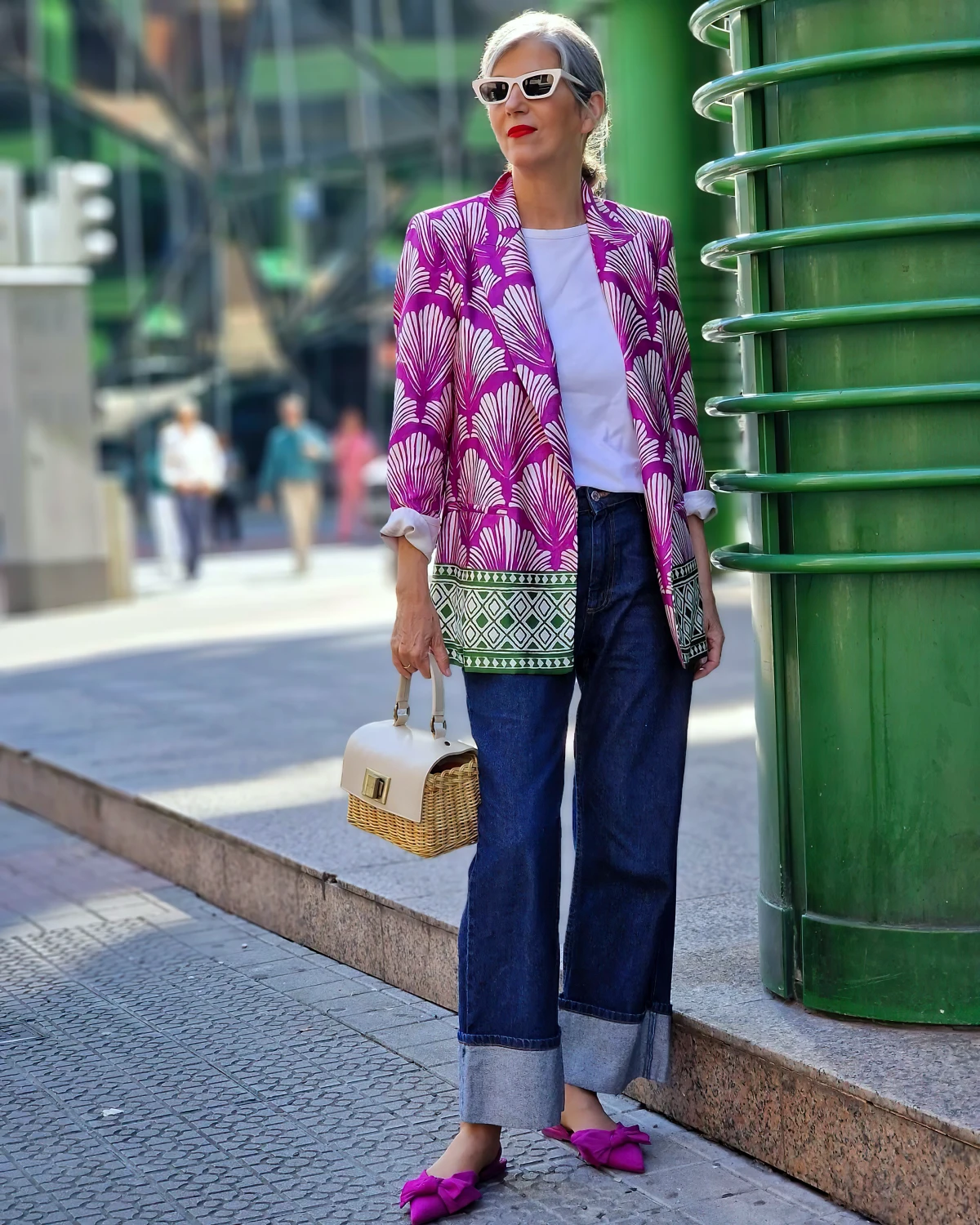veste colore et ample en magenta jean chaussures mode femme 50 ans
