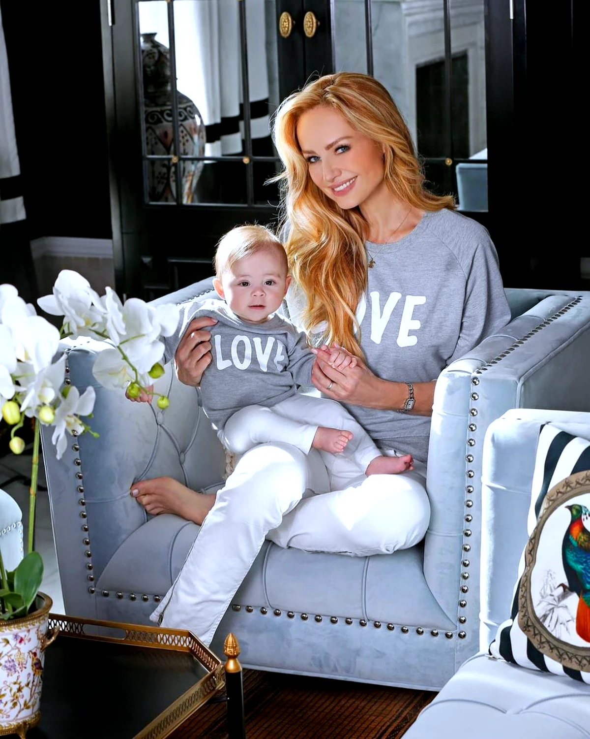 adriana karembeu avec sa fille sur un canape girs