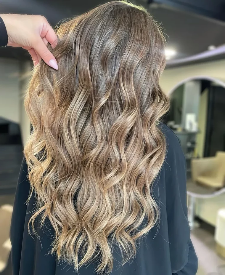 balayage blond sur cheveux longs ondules