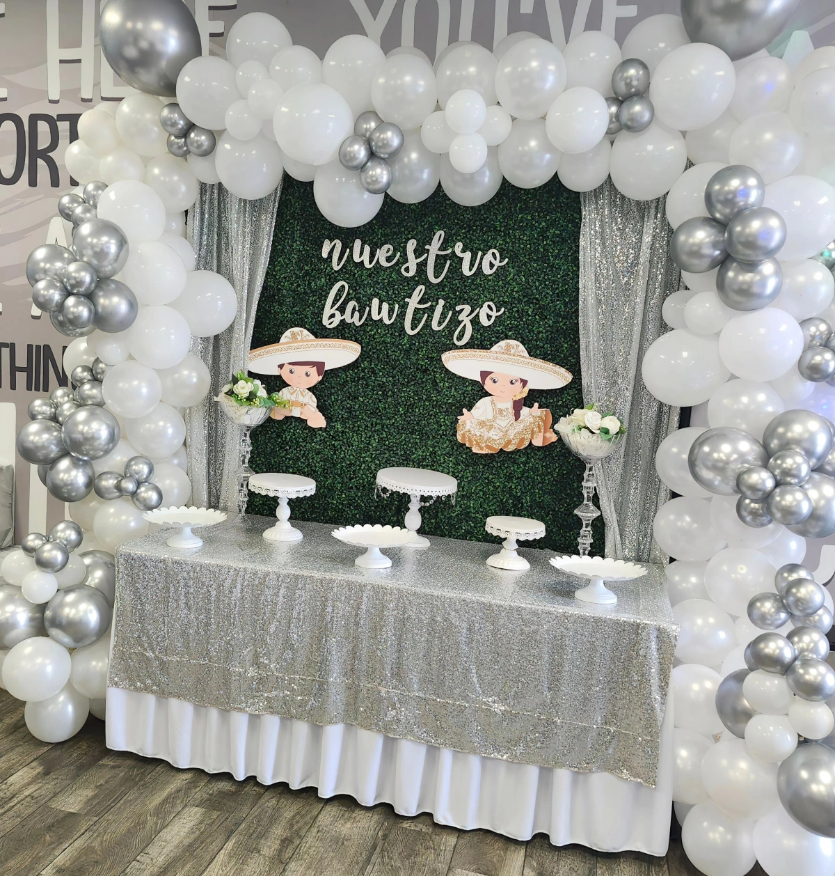 ballons blanc et gris arc decoratif table gateaux dessert nappe glitter