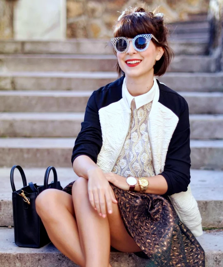 carre court moderne avec frange femme avec lunettes de soleil