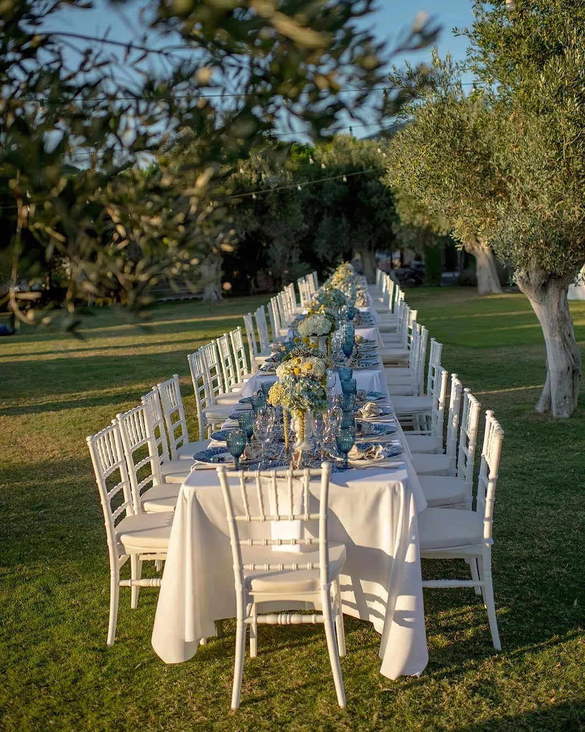 ceremonie baptema decoration jardin chaises blanches bouquets fleurs