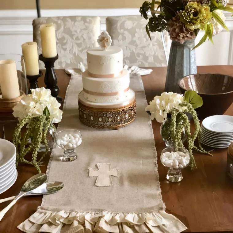 chemin de table bapteme couleur beige croix fleurs blanches bougies