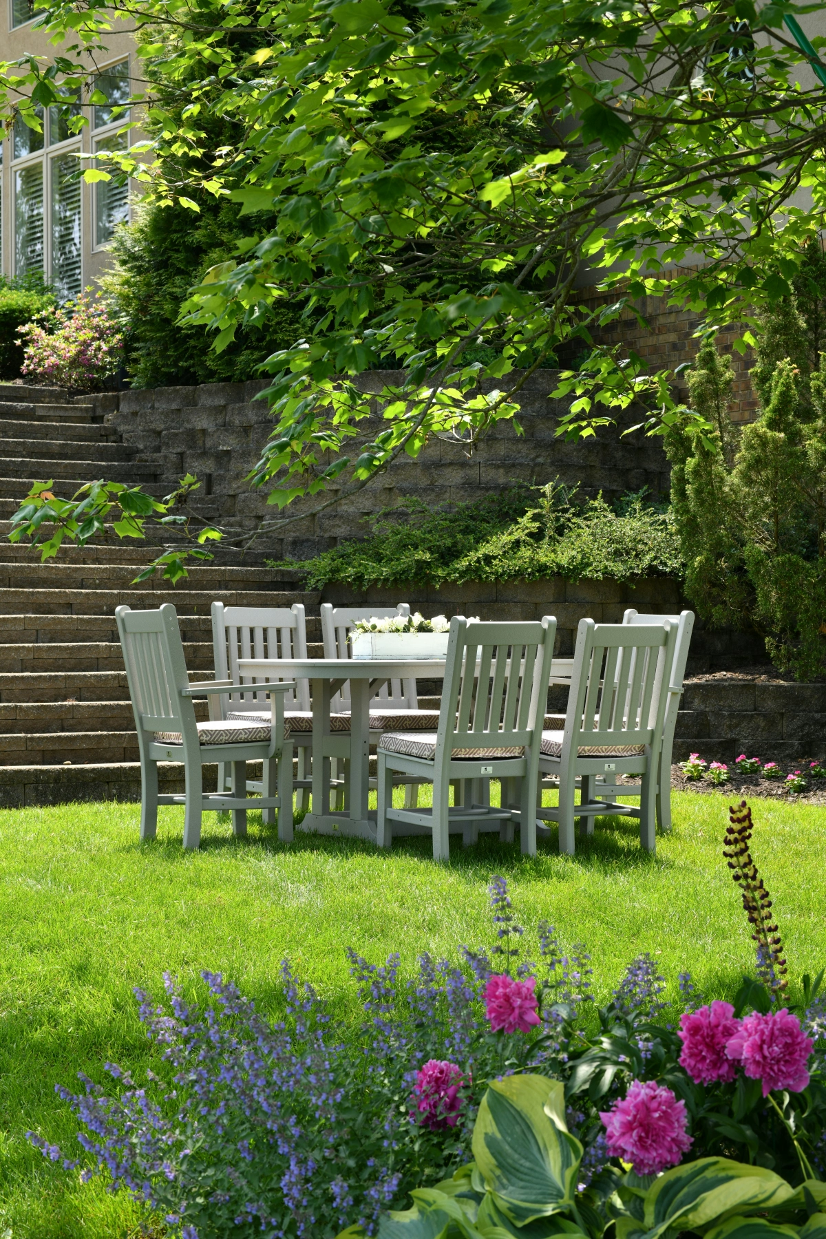 coin de repas exterieur table a manger chaises bois blanc jardin
