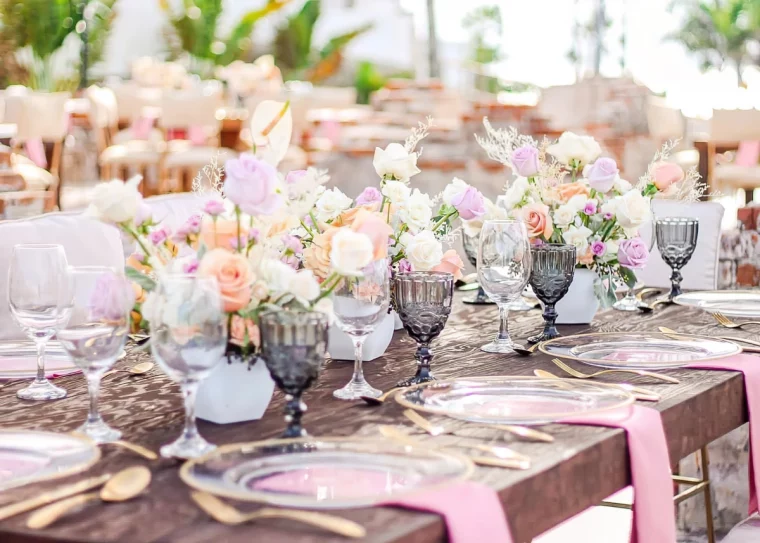 deco table rose et orange couleurs pastel bois brut serviettes roses