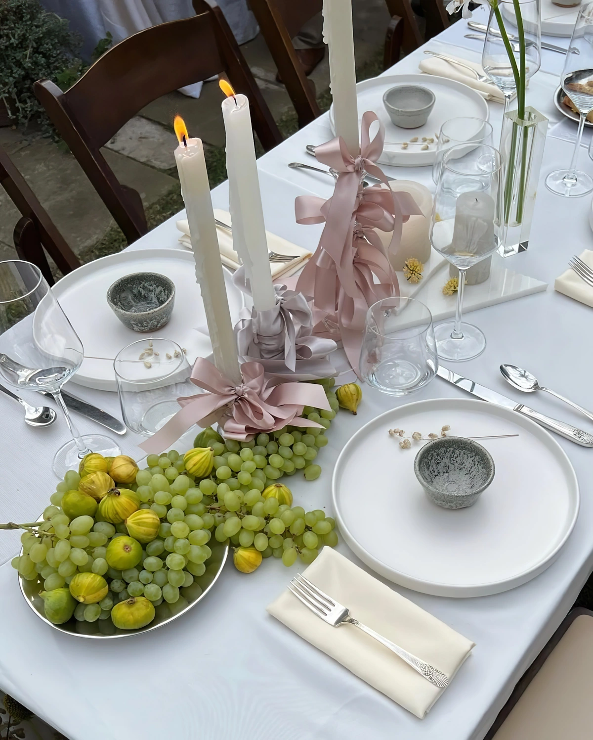 deco table rustique nappe blanche centre bougies rubans rose pastel