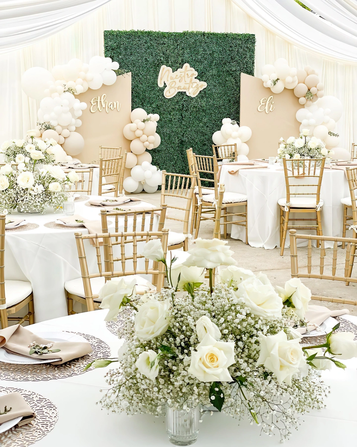 decoration table bapteme beige et blanc ballons tableau mur vegetal