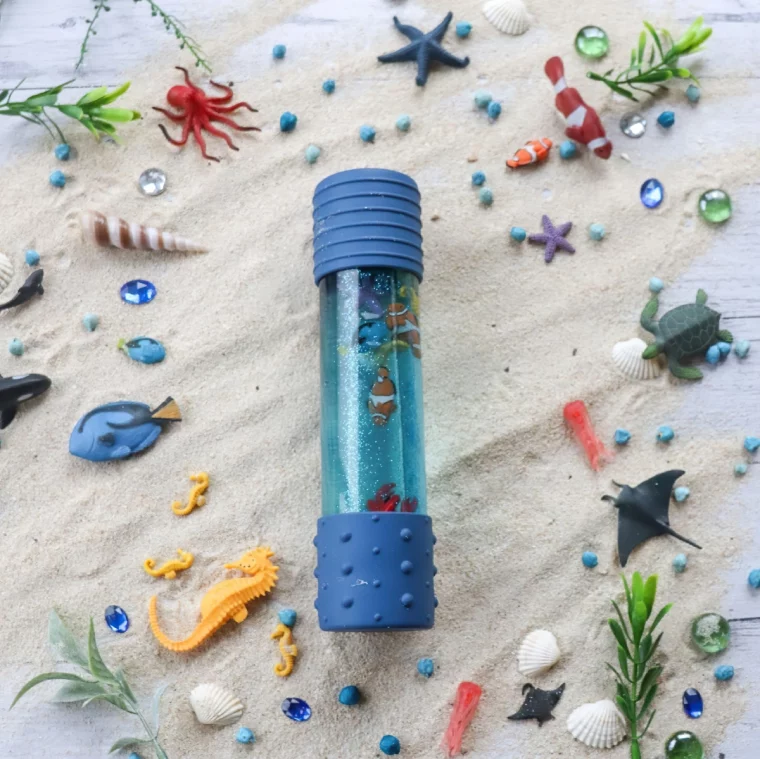 diy bouteille magique avec embellissements motifs poissons mer paillettes