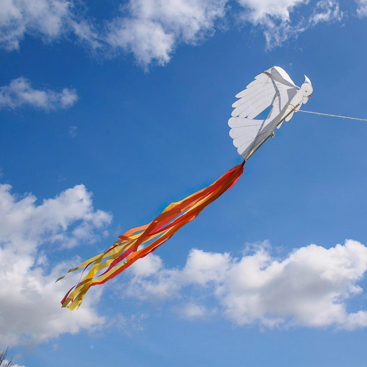 diy cerf volant papier motif oiseau ciel bleu nuages blanches activite plein air