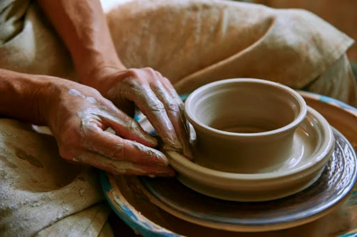 diy faire de la poterie avec deux mains