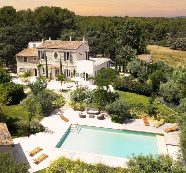 grande maison avec piscine chaises longues et arbres