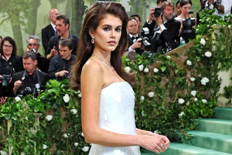 kaia gerber met gala robe col bardot