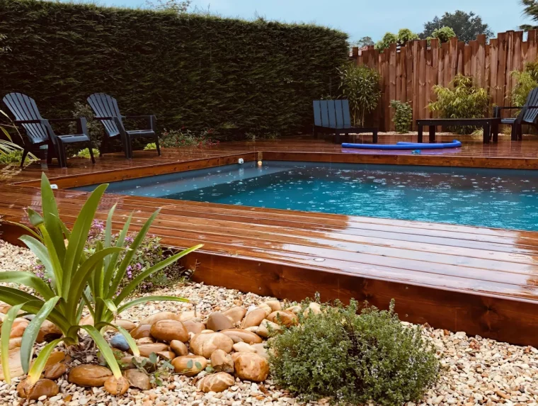 massif avec galets et plantes qui aiment le soleil chaises longues en bois