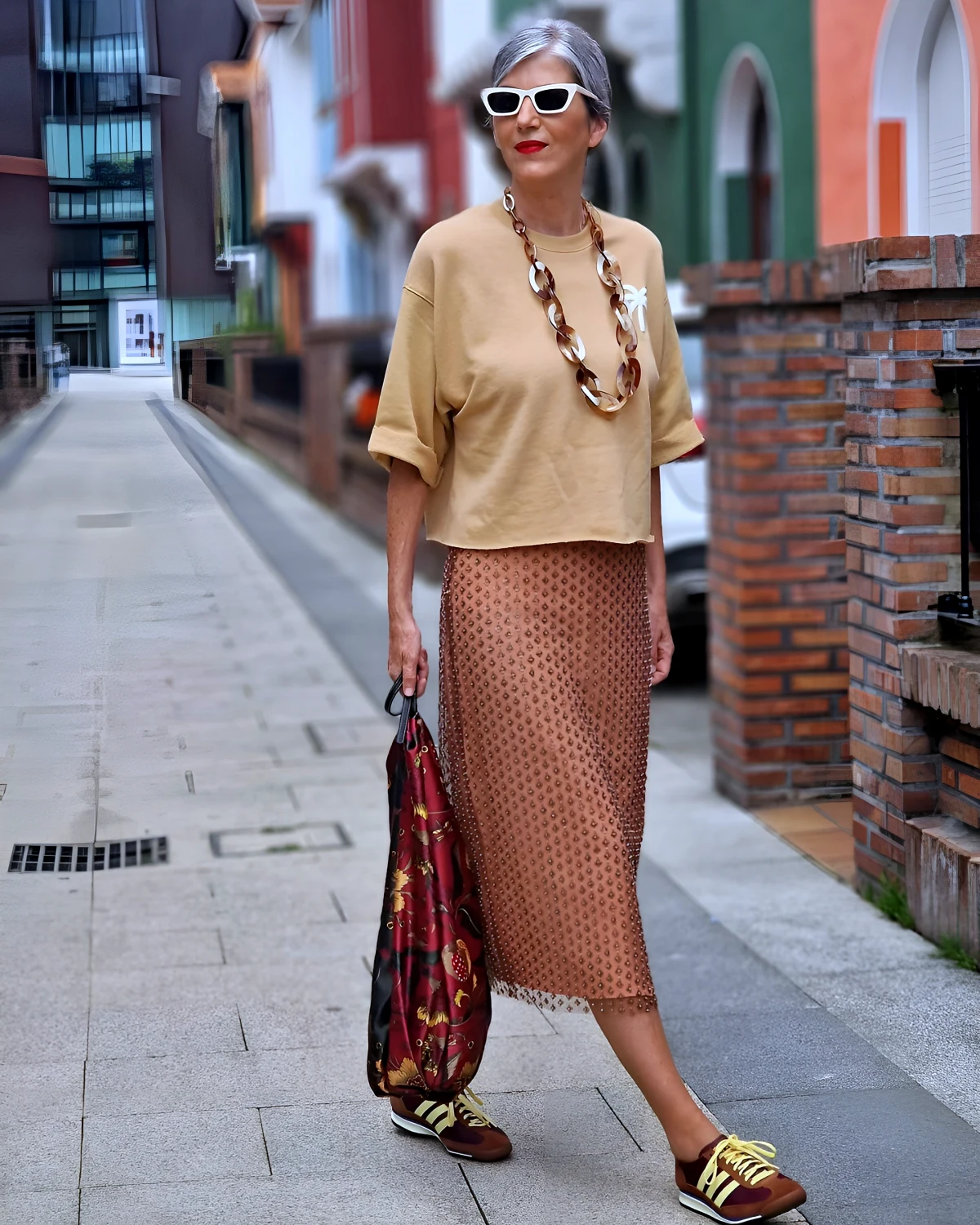 mode femme 50 ans look moderne avec jupe et top marron