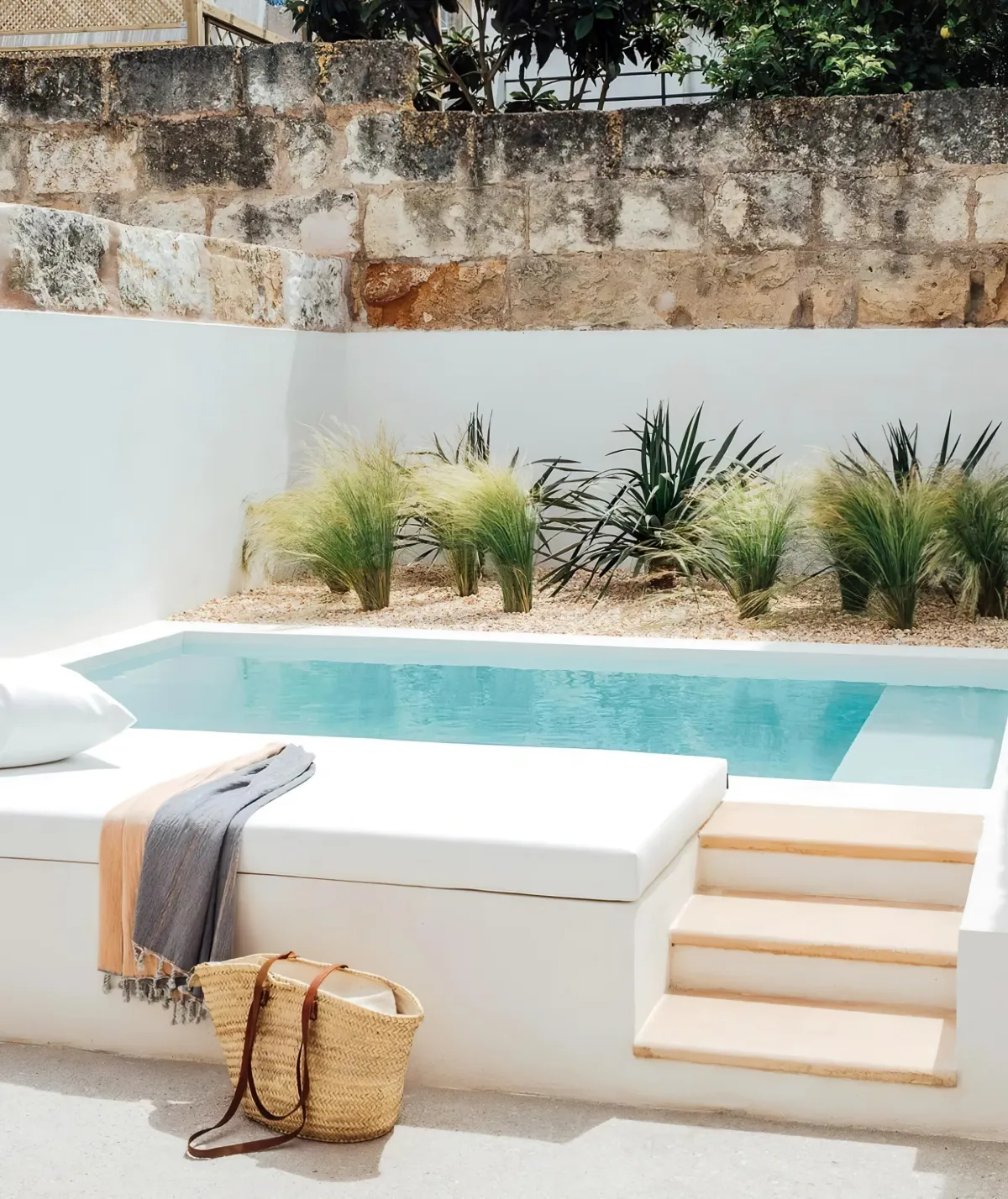 piscine avec chaise longue integree tout en blanc plantes tropicales