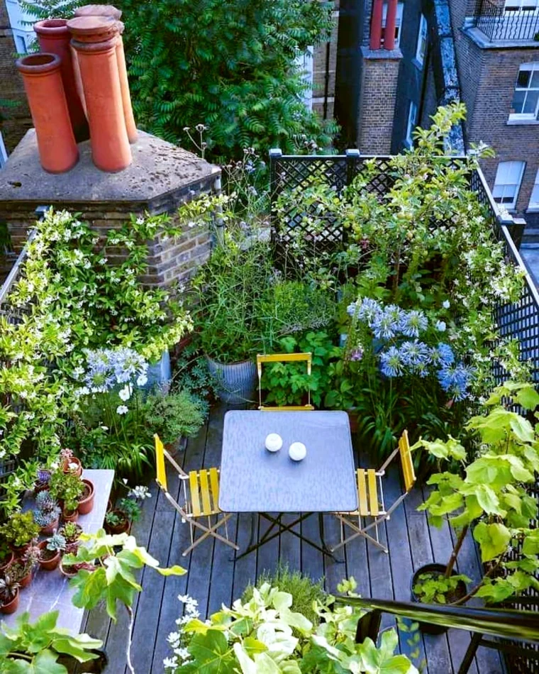 potager urbain avec des tomates sur une terrasse table et chaise