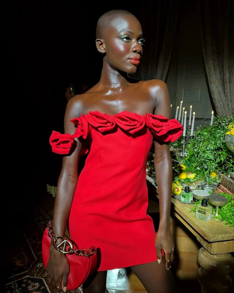 robe rouge col epaule denude modele court avec des fleurs femme afro