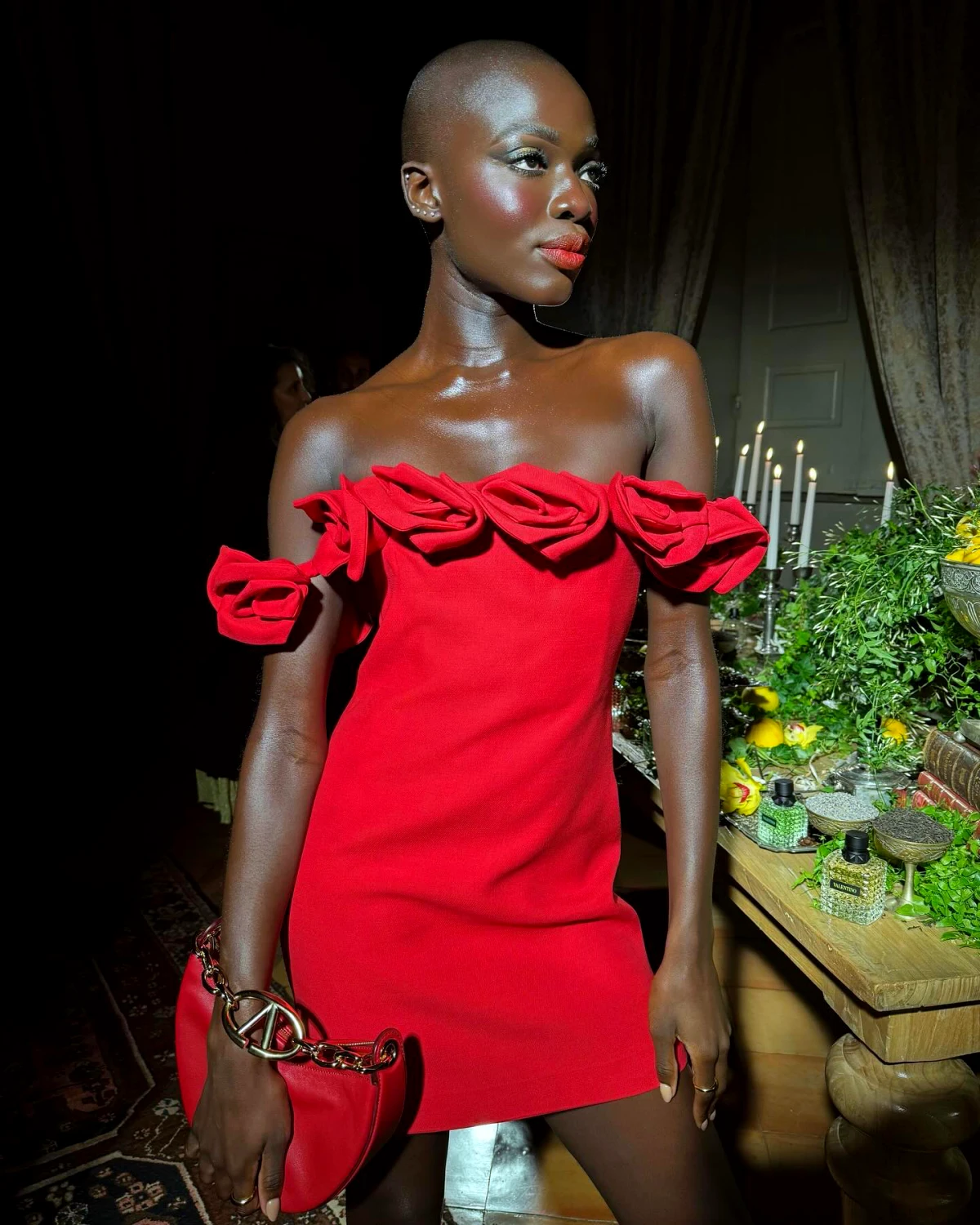 robe rouge col epaule denude modele court avec des fleurs femme afro
