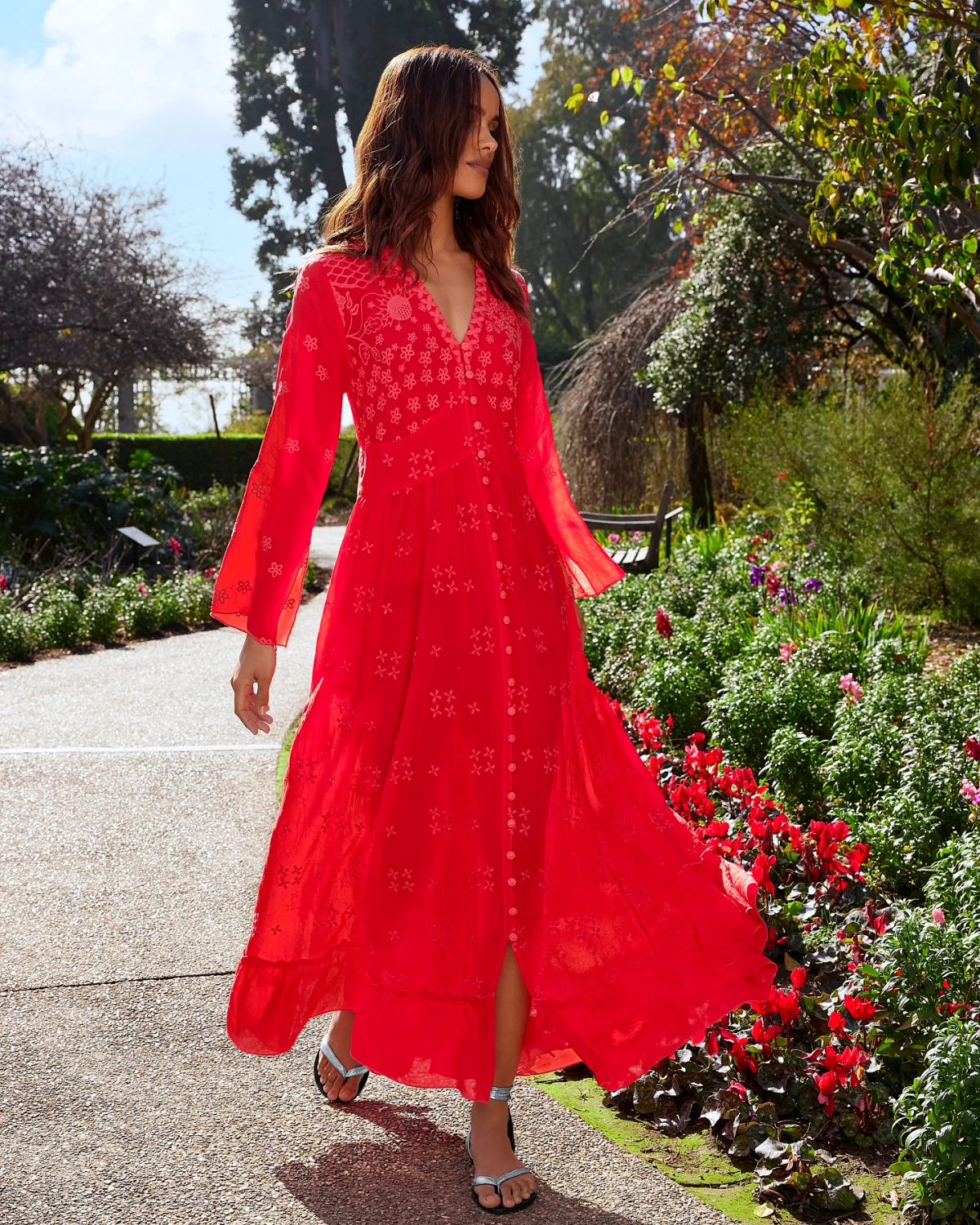 robe rouge longue avec des sandales metalliees