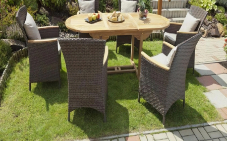 salon de jardin petit espace table bois chaises gazon arbustes