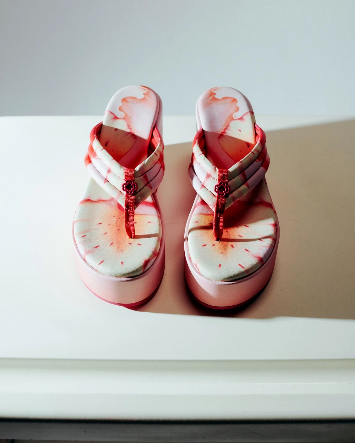 sandales tendances pour l ete 2024 couleurs rouge et blanc