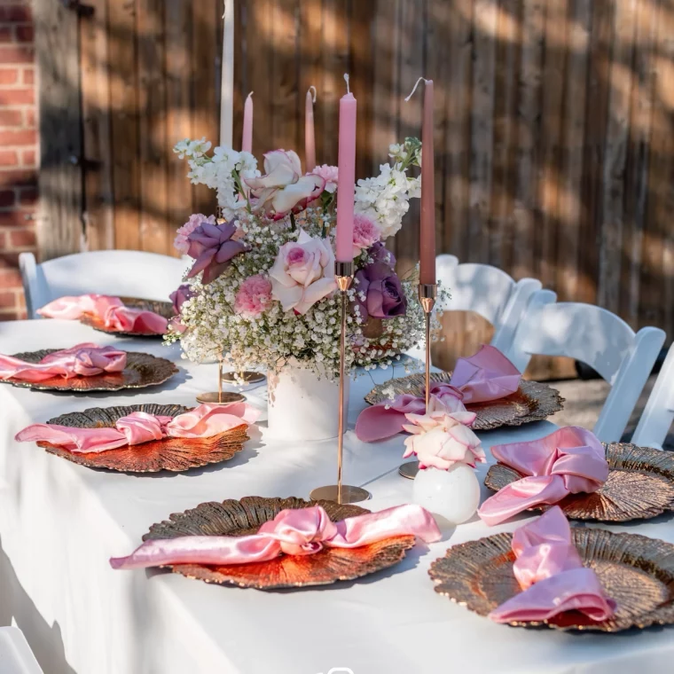 table blanc et rose bougies composition florale roses violettes et roses