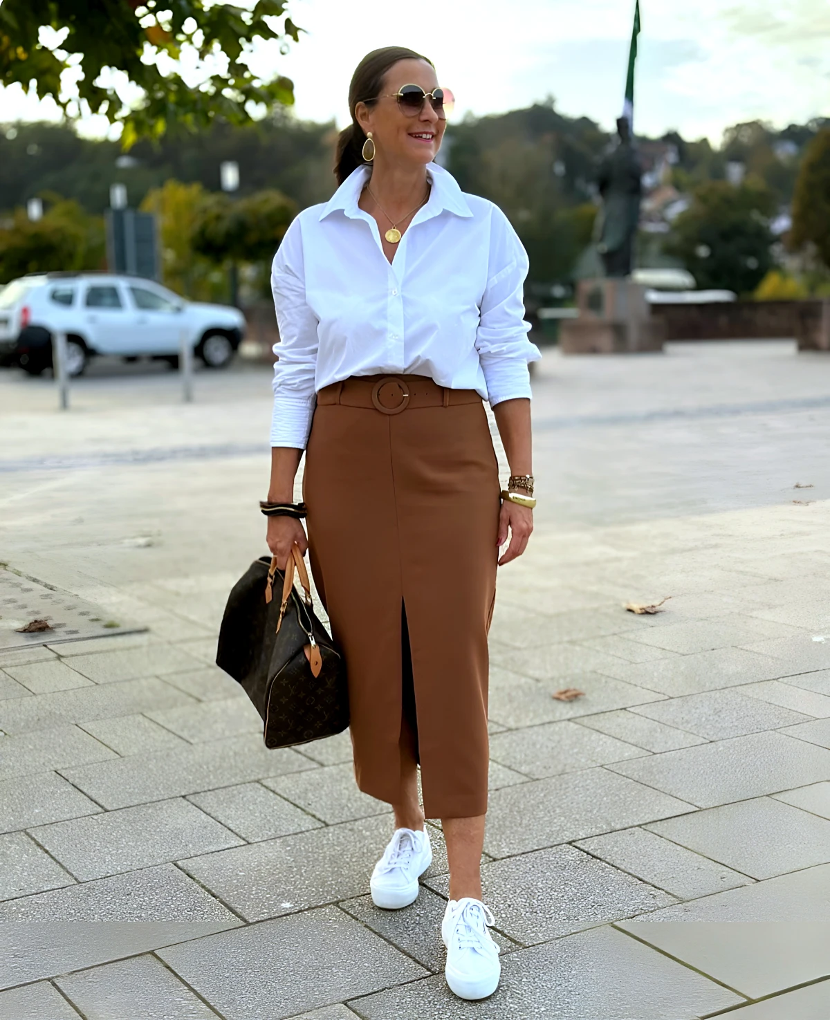 tenue moderne femme 50 ans chemise blanche jupe marron