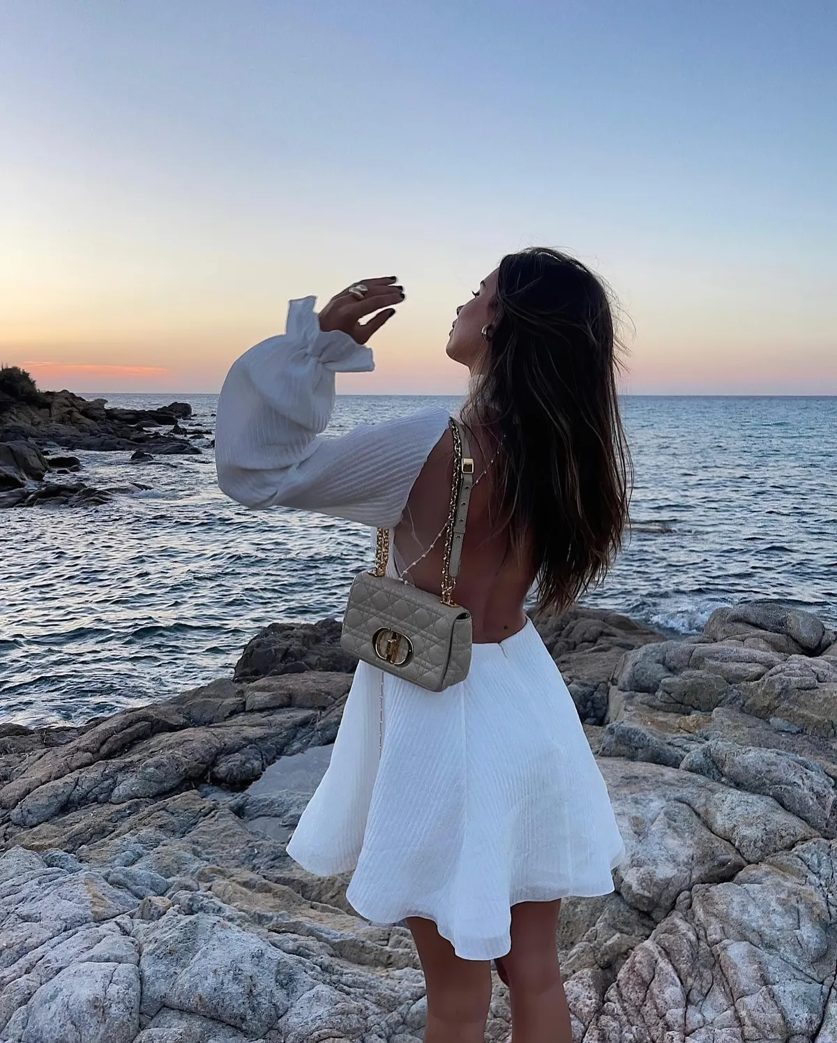 vue sur la mer coucher de soleil femme en tenue blanche