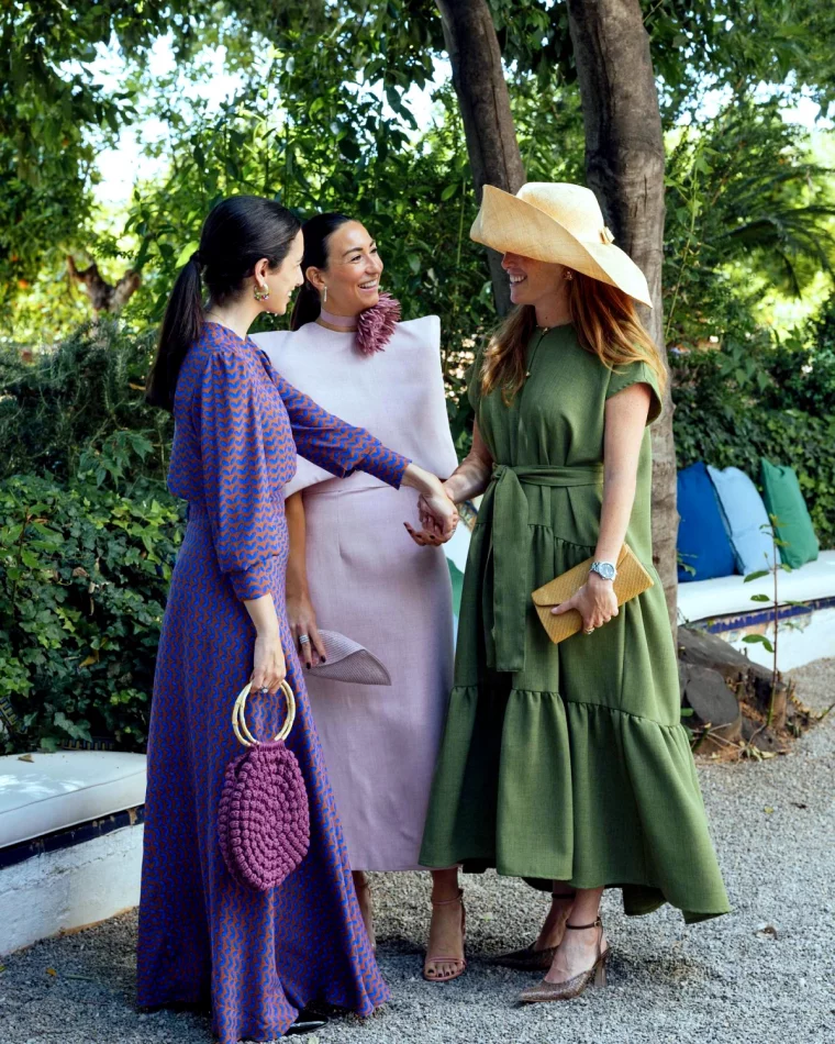 3 femmes avec des robes de ceremonie elegante couleur violet vert