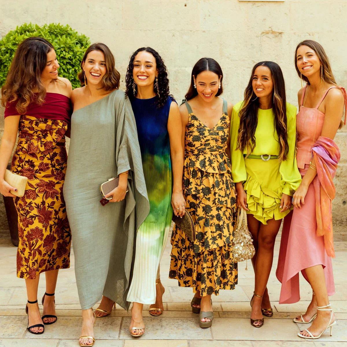 6 femmes portant des robes de ceremonies colorees et variees